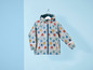 Une veste imperméable grise à imprimé de monstres pour enfants.