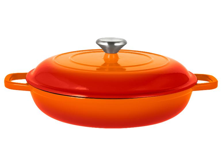 Cocotte en fonte émaillée orange avec couvercle et bouton argenté.