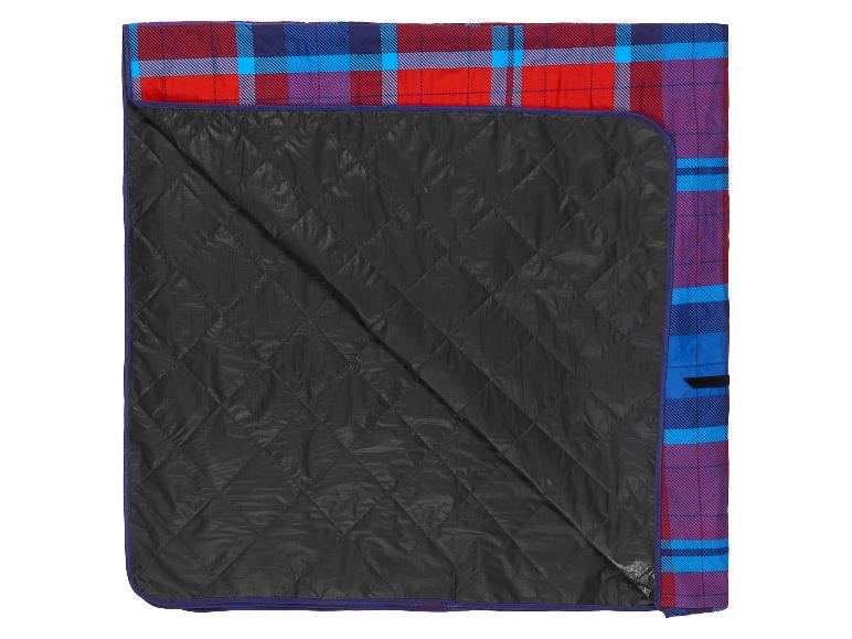 Couverture à carreaux rouges, bleus et violets avec un dessous noir matelassé.