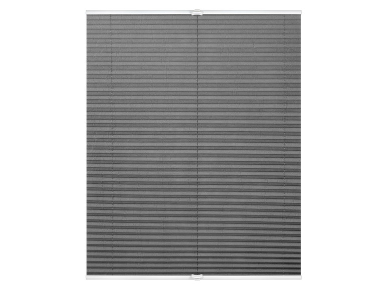 Stores plissés gris pour la fenêtre.