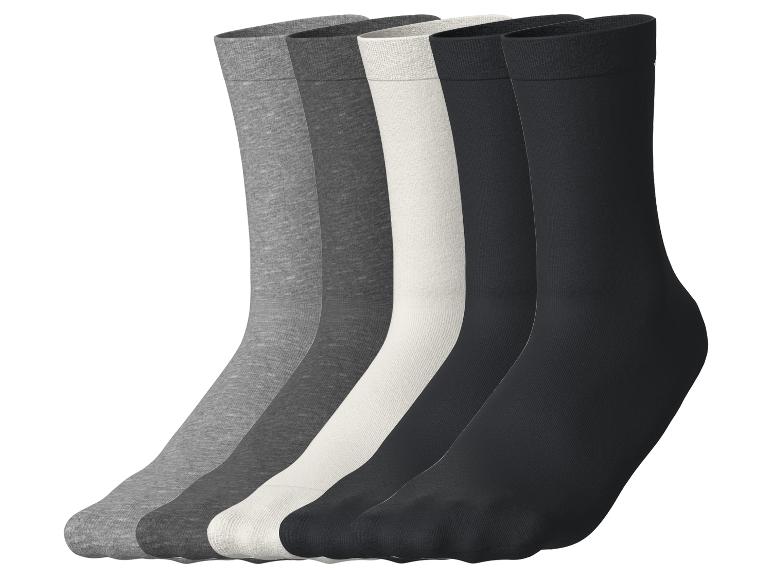 Cinq paires de chaussettes unies dans les tons gris, blanc et noir.