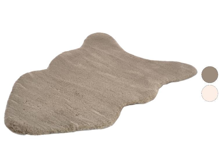 Tapis moelleux beige de forme irrégulière avec deux échantillons de couleur à côté