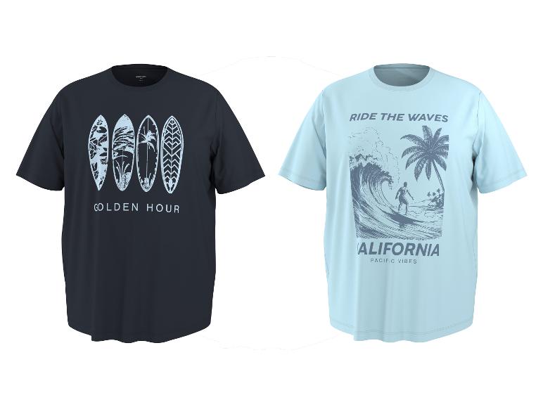 Deux t-shirts à manches courtes : un foncé avec des planches de surf et 'GOLDEN HOUR', et un bleu clair avec un surfeur, un palmier et 'RIDE THE WAVES CALIFORNIA'.