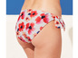 Un bas de bikini blanc à imprimé floral rouge.