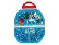 Trousse de coloriage bleue ouverte avec des crayons de couleur, des feutres, des crayons de cire et des autocollants.
