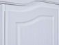 Une porte de placard de cuisine blanche et détaillée.
