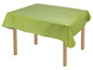 Une nappe en plastique verte sur une table en bois.