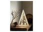 Un sapin de Noël en bois en forme de triangle avec des rennes et des flocons de neige.