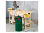 Aspirateur Bosch connecté à une scie sur un établi en bois.