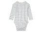 Un body de bébé blanc à rayures bleues.
