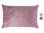 Un oreiller rose à motif floral.