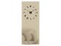 Horloge murale à chiffres romains au-dessus d'un canapé avec coussins et ordinateur portable.
