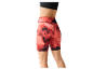 Short cycliste rouge à imprimé marbré.