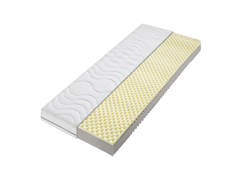 Une coupe transversale d'un matelas avec une couche supérieure en mousse et un noyau à ressorts.