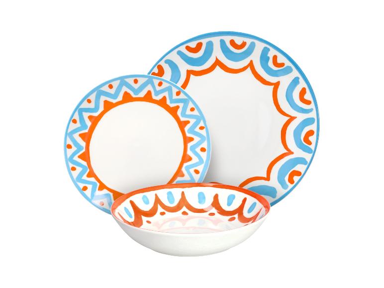 Service de table avec deux assiettes et un bol, motifs bleus et oranges.