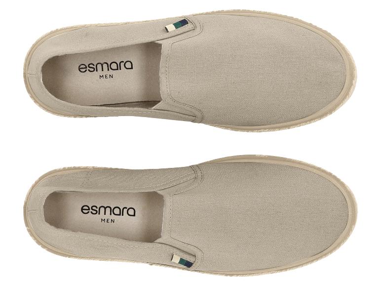 Deux chaussures slip-on beiges pour hommes avec 'esmara MEN' écrit sur la semelle intérieure.
