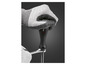 Une main portant un gant de protection utilise un tournevis.