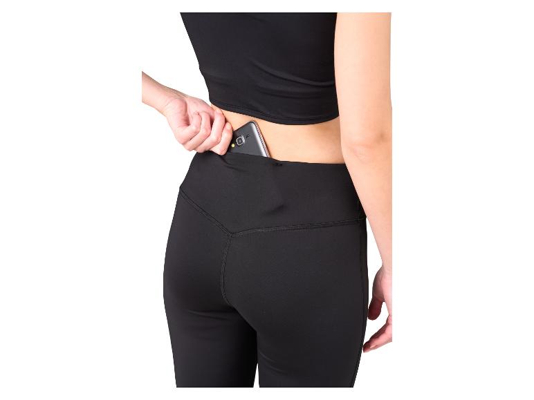 Femme en leggings noirs avec un téléphone dans la poche arrière.