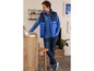 Un homme portant une veste bleue, un jean et des chaussures bleues.