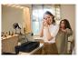 Porte-serviettes LIVARNO home dans une salle de bain moderne avec une mère et sa fille.
