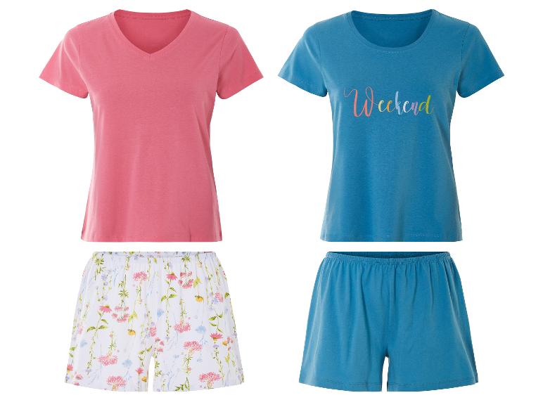 Pyjamas : hauts et shorts, motifs floraux et inscription « Weekend ».