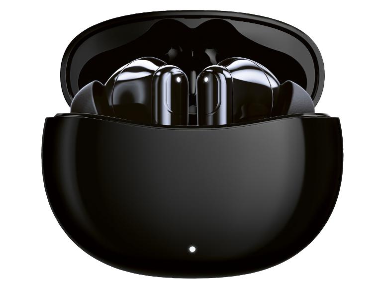 Écouteurs sans fil noirs dans leur étui de charge.