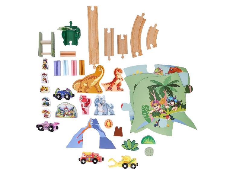 Ensemble de rails de train en bois et puzzle avec des dinosaures, des véhicules et des personnages de dessins animés.
