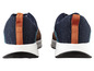 Une paire de baskets bleues avec des accents orange.