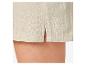 Détails d'un short beige en tissu léger.