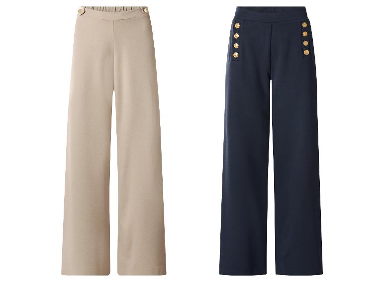 Deux pantalons larges: beige avec boutons à la taille et bleu marine avec boutons décoratifs latéraux.