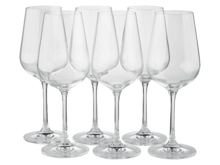 Ensemble de six verres à vin transparents.