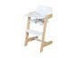 Chaise haute en bois avec assise et tablette blanches, dotée d'un harnais de sécurité gris.