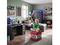 Chambre d'enfant sur le thème Minecraft avec bureau, lit, armoire et rangements, un garçon tenant une épée.
