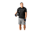 Homme portant un t-shirt et un short de sport, un casque et des gants de vélo.