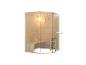 Sauna d'angle avec banc en bois, seau et poêle, murs en verre et cadre en bois.