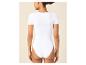 Femme en body blanc à manches courtes, vue de dos