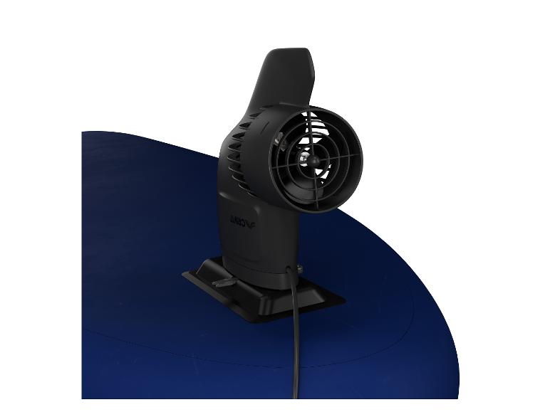 Hélice électrique noire fixée à une planche de paddle gonflable bleue.