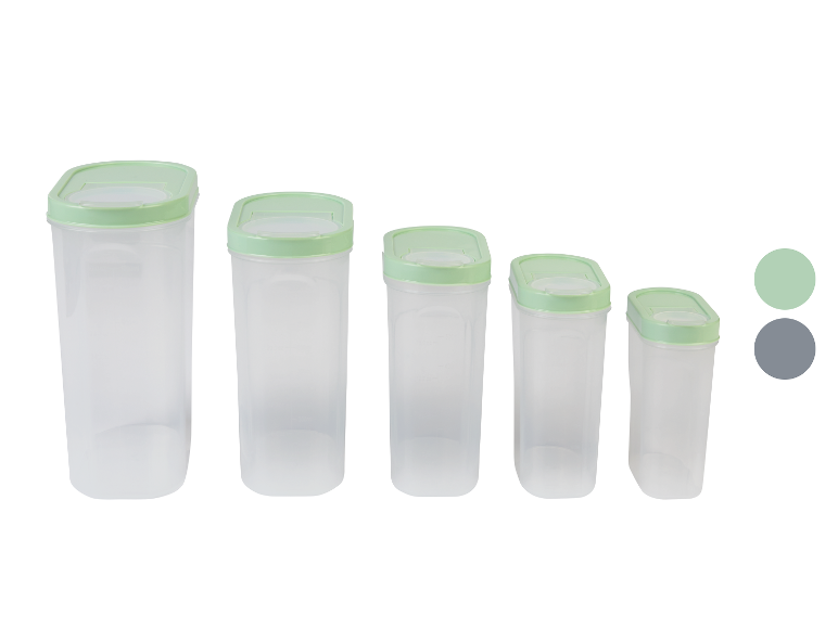 Ensemble de quatre récipients alimentaires transparents en plastique avec couvercles vert clair.