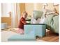Un enfant joue avec une boîte de rangement à motif de dinosaure.