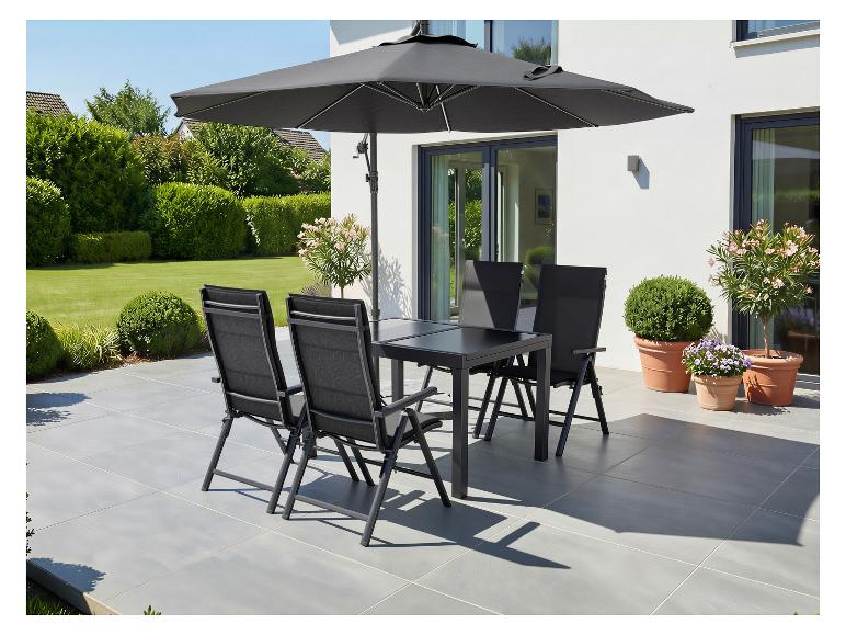 Ensemble de mobilier de jardin avec table noire, quatre chaises et parasol sur la terrasse.