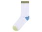 Une chaussette blanche avec des détails verts et bleus.