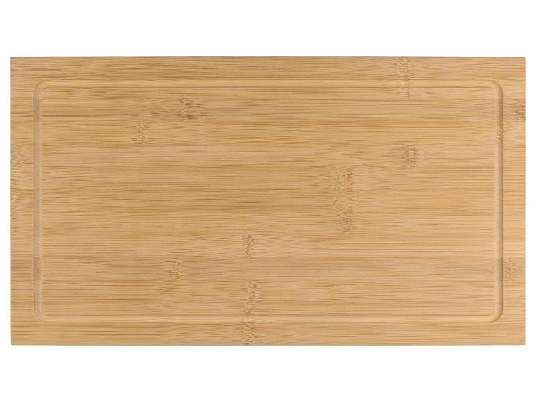 Une planche à découper en bambou.