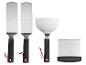 Ensemble de quatre spatules et d'un racloir de barbecue en acier inoxydable avec poignées noires.