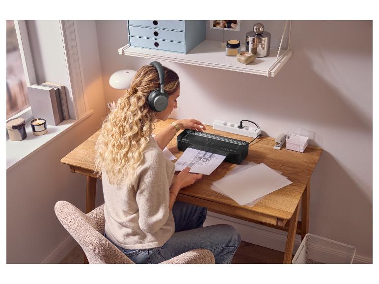 Multiprise TRONIC® sur un bureau dans un bureau à domicile chaleureux.