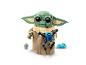Figurine LEGO Grogu avec un droïde bleu et des accessoires sur fond blanc.