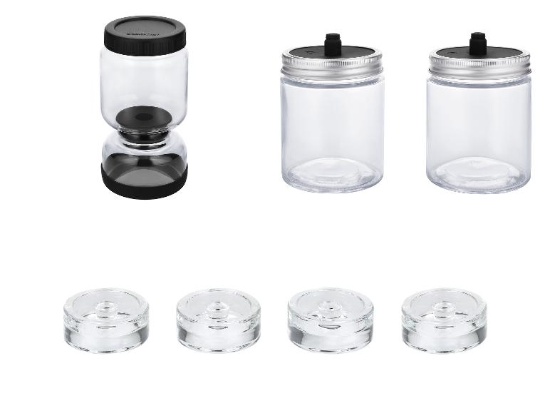 Ensemble de bocaux en verre et de couvercles pour la préparation de yaourts ou d'autres aliments.