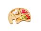 Plateau en bambou en forme d'éléphant avec des portions de fruits, légumes et fromage.