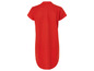 Une robe rouge décontractée à manches courtes.