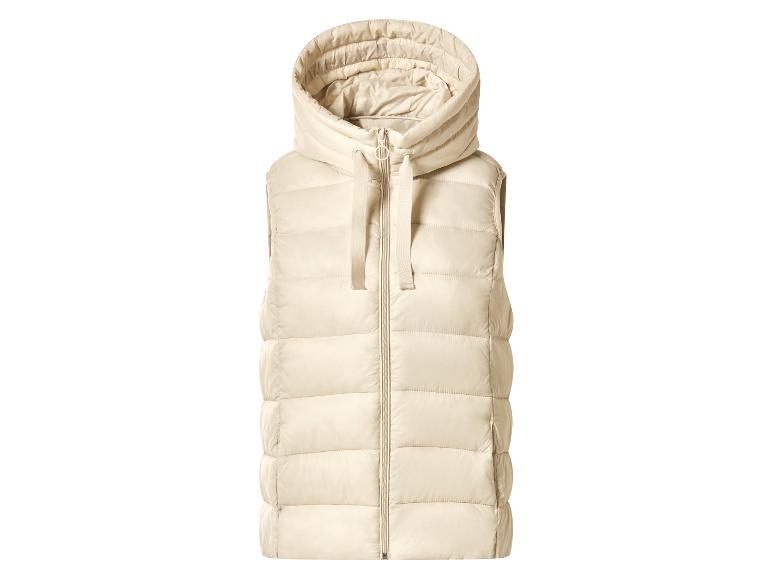 Gilet matelassé beige avec capuche et fermeture éclair.