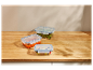 Boîtes alimentaires en verre avec salade, sauce et fruits.